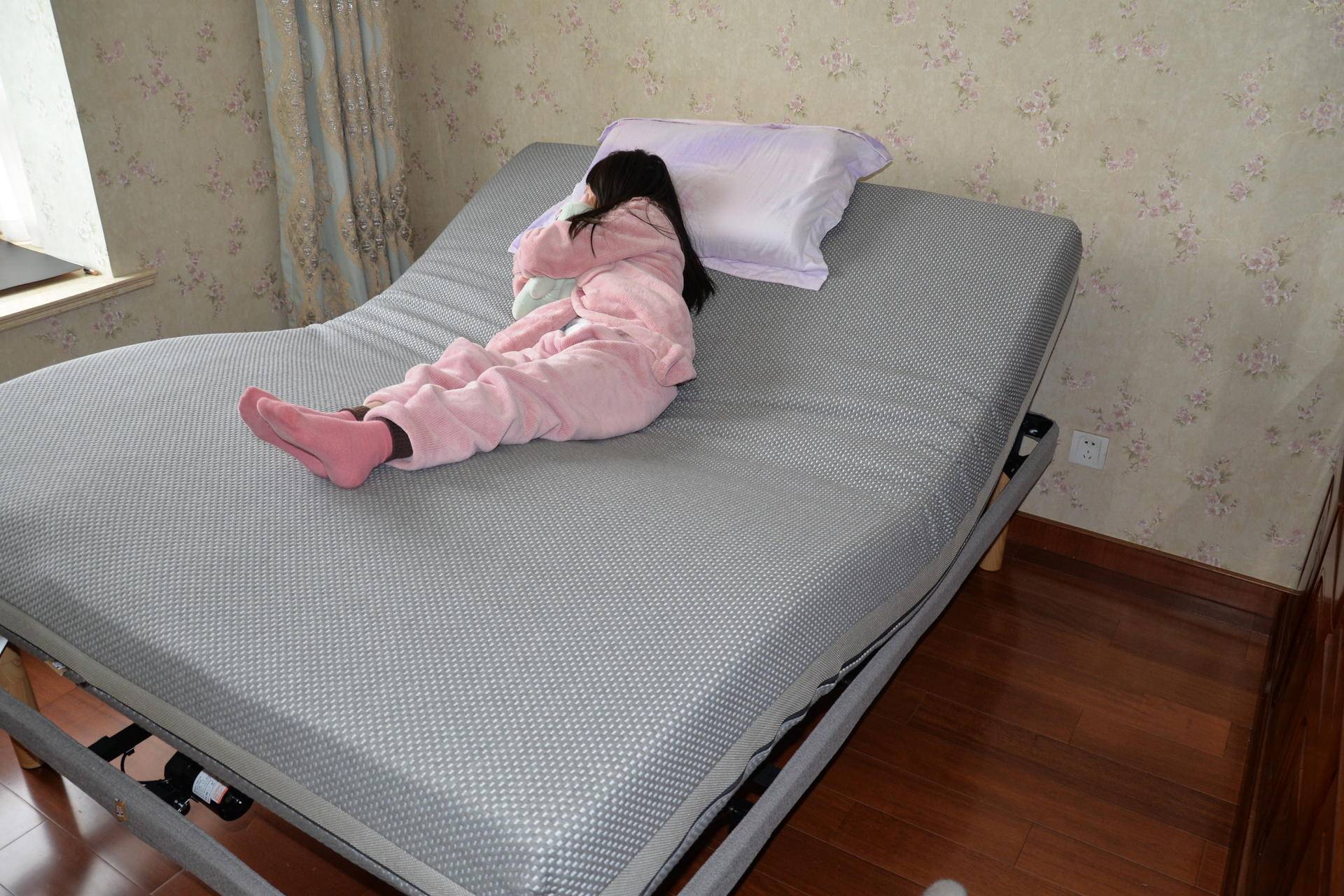 解锁萌娃新姿势,8h电动智能床评测