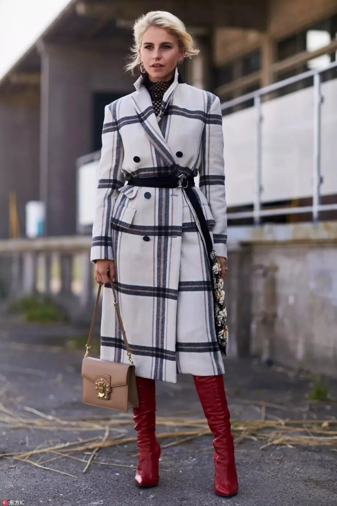 黑白格纹大衣怎么搭配好看,戴帽子黑白格纹大衣怎么搭配好看