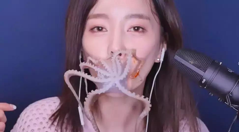 韩国网红活吞整只章鱼,韩国女网红为了博眼球有多拼