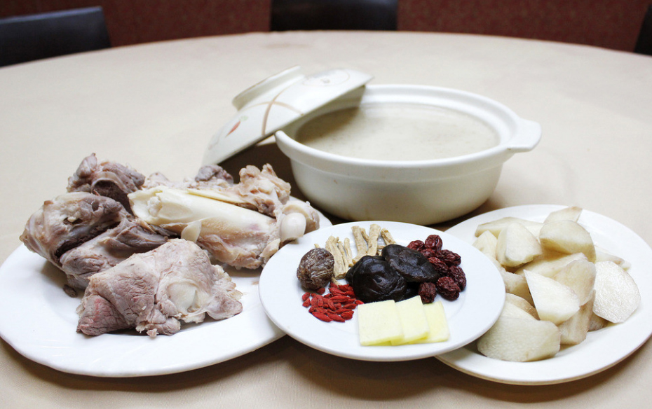 骨头汤熬出来的白色怎么回事,骨头汤怎样熬好喝大厨做法