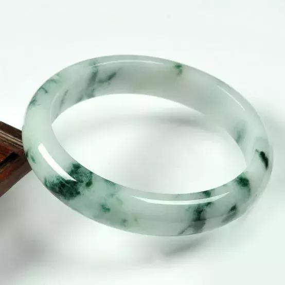 翡翠的8个误区：洗澡不能戴？只有缅甸产？原来这些年都被骗了