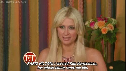 名媛卡戴珊,卡戴珊给希尔顿拎包照片