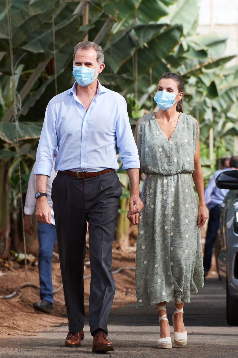 这是想开了？穿惯了Zara的莱后穿万元菲拉格慕红裙，也太美了吧