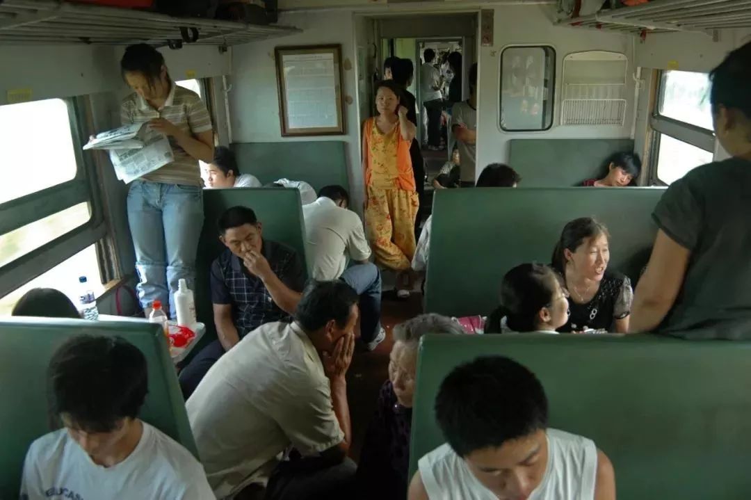 孩子坐绿皮火车看人世百态,绿皮火车才能反映生活百态