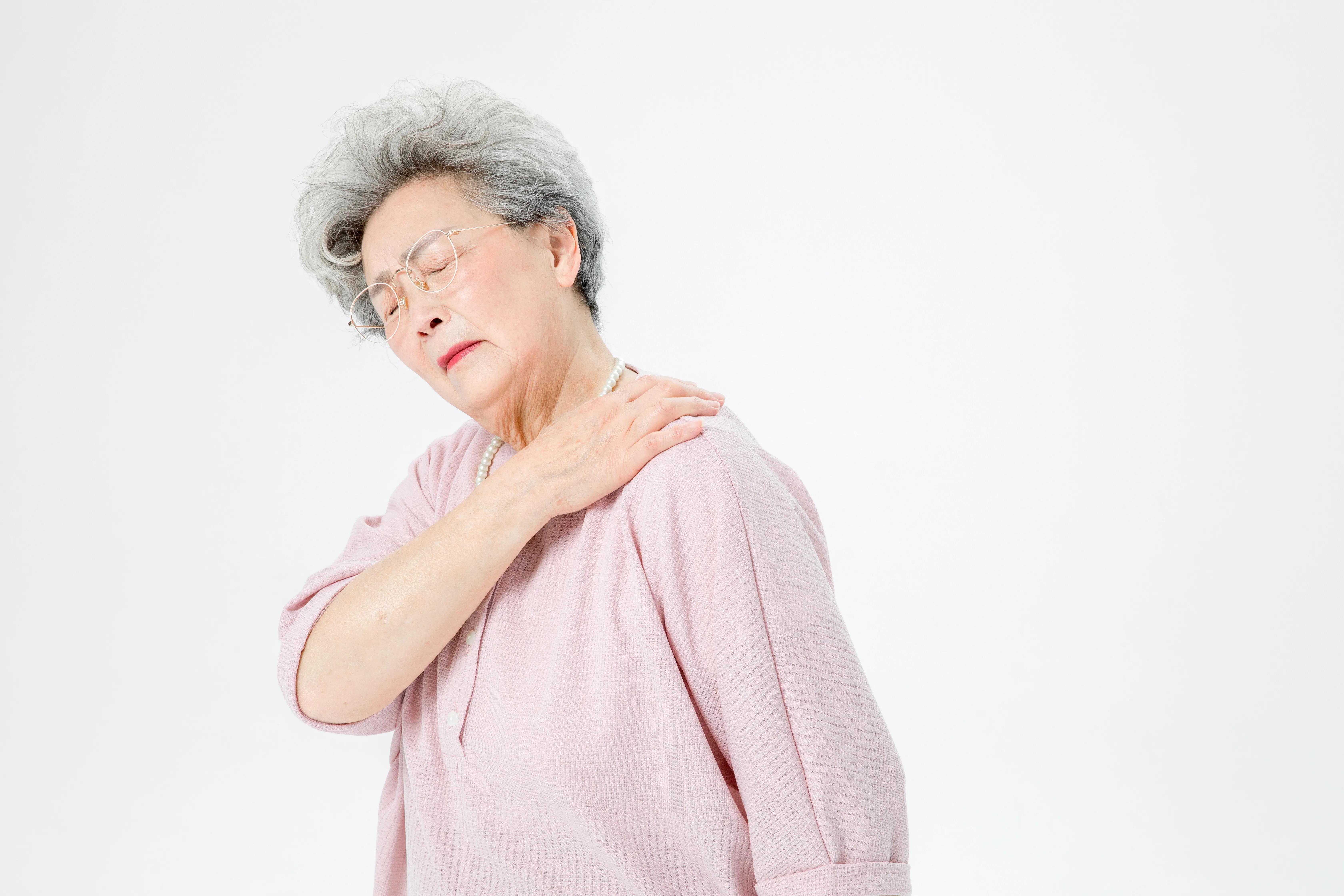 60岁老人左臂被砸断,老太太被肘击