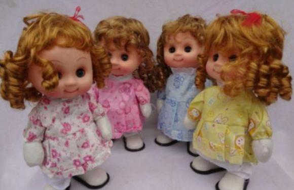 它总盯着我看,4岁女儿被1000元玩具吓哭,网友:换谁谁都怕