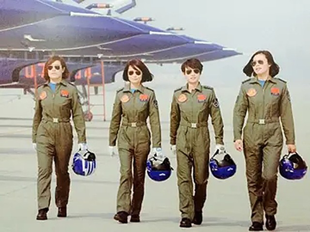 金孔雀余旭的最后一程:36万群众手捧菊花送别,墓前4架飞机模型