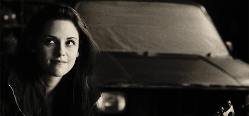 kiss是亲，ass是屁股，但kissherass可不是“kiss她屁股”