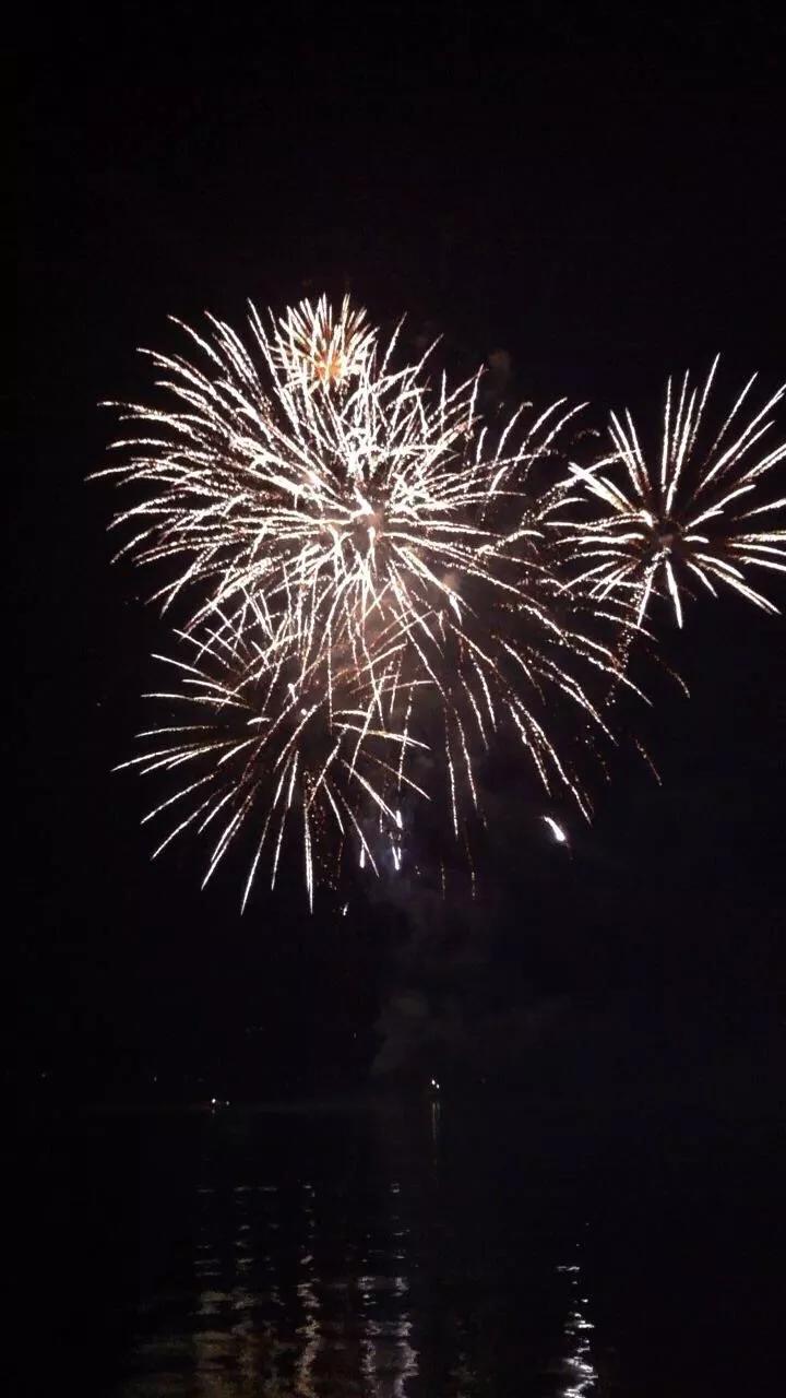 听到烟花的声音才有点过年的感觉,听见烟花的叫声