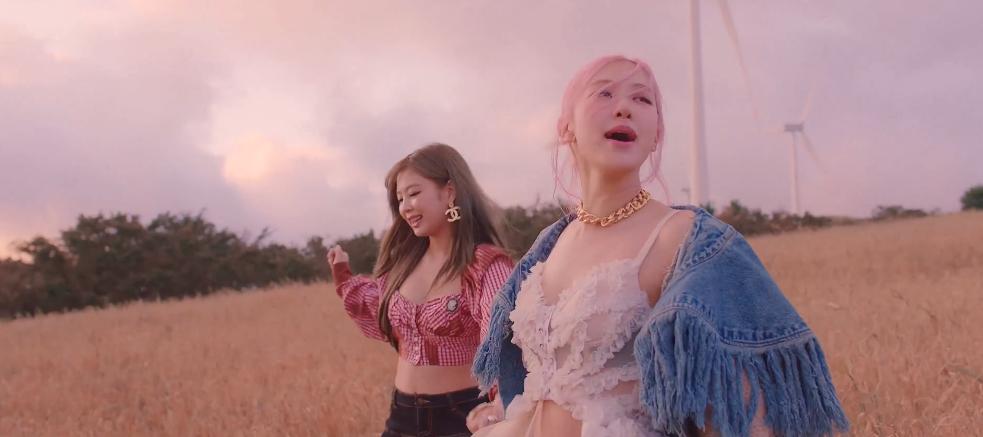 粉墨新歌MV，金智妮都穿了什么？YG造型师差点把衣服剪没了