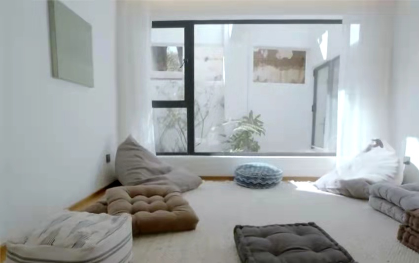 5姐妹同居养老引热议：她们为何花费400万买旧房建别墅安家？