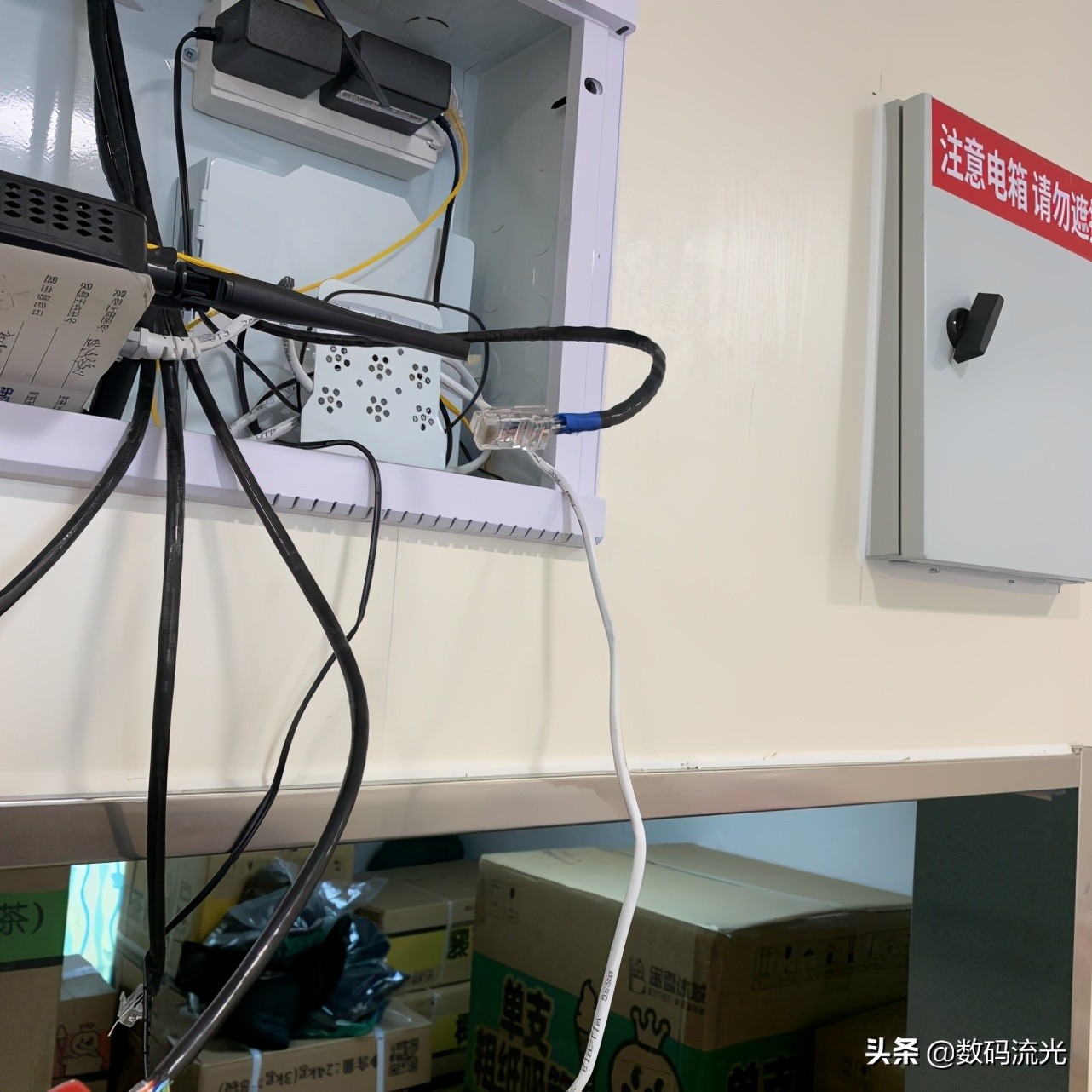 给老板装八个水晶头，我收费100二老板却付了200，难道是付错了？