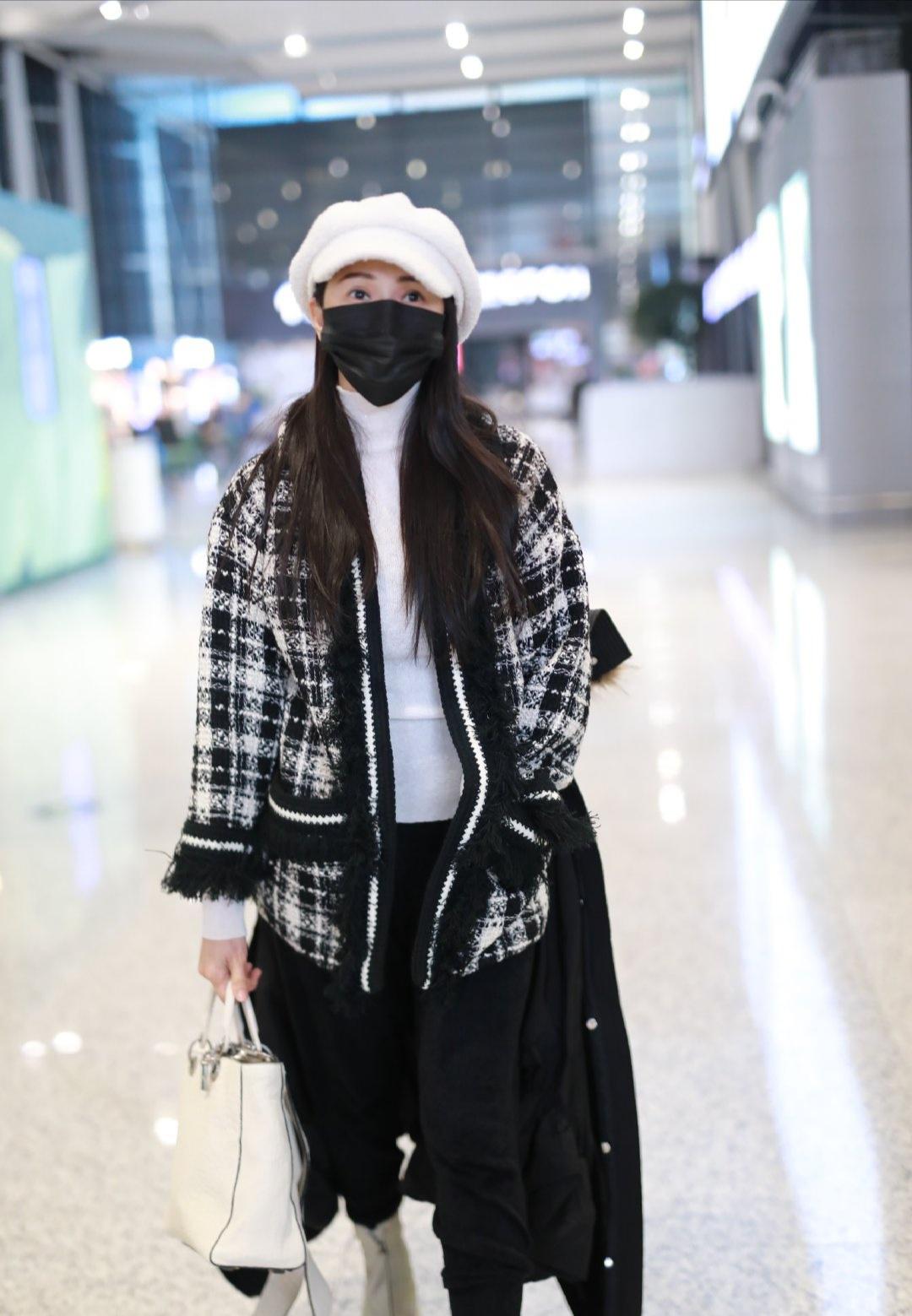 伊能静的穿搭也是非常的减龄的,伊能静减龄穿搭