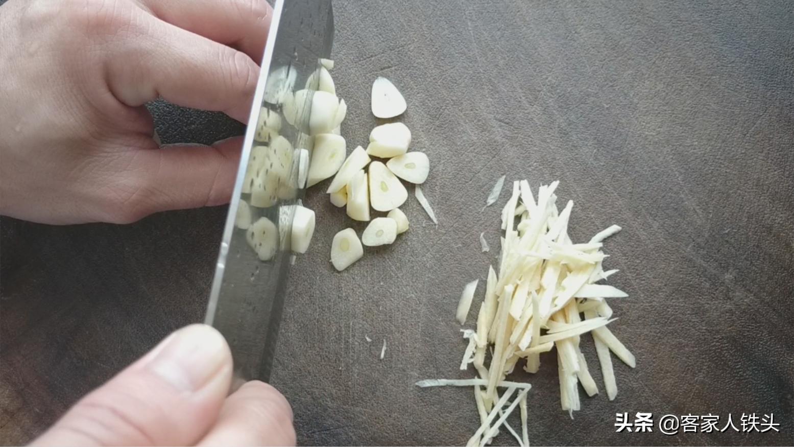 吃了30多年才知道这样煎鱼不粘皮,这才是鱼头最好吃的做法