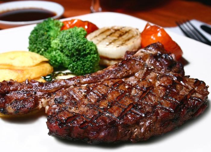 吃西餐的时候服务员给了一杯水,服务员端上柠檬水