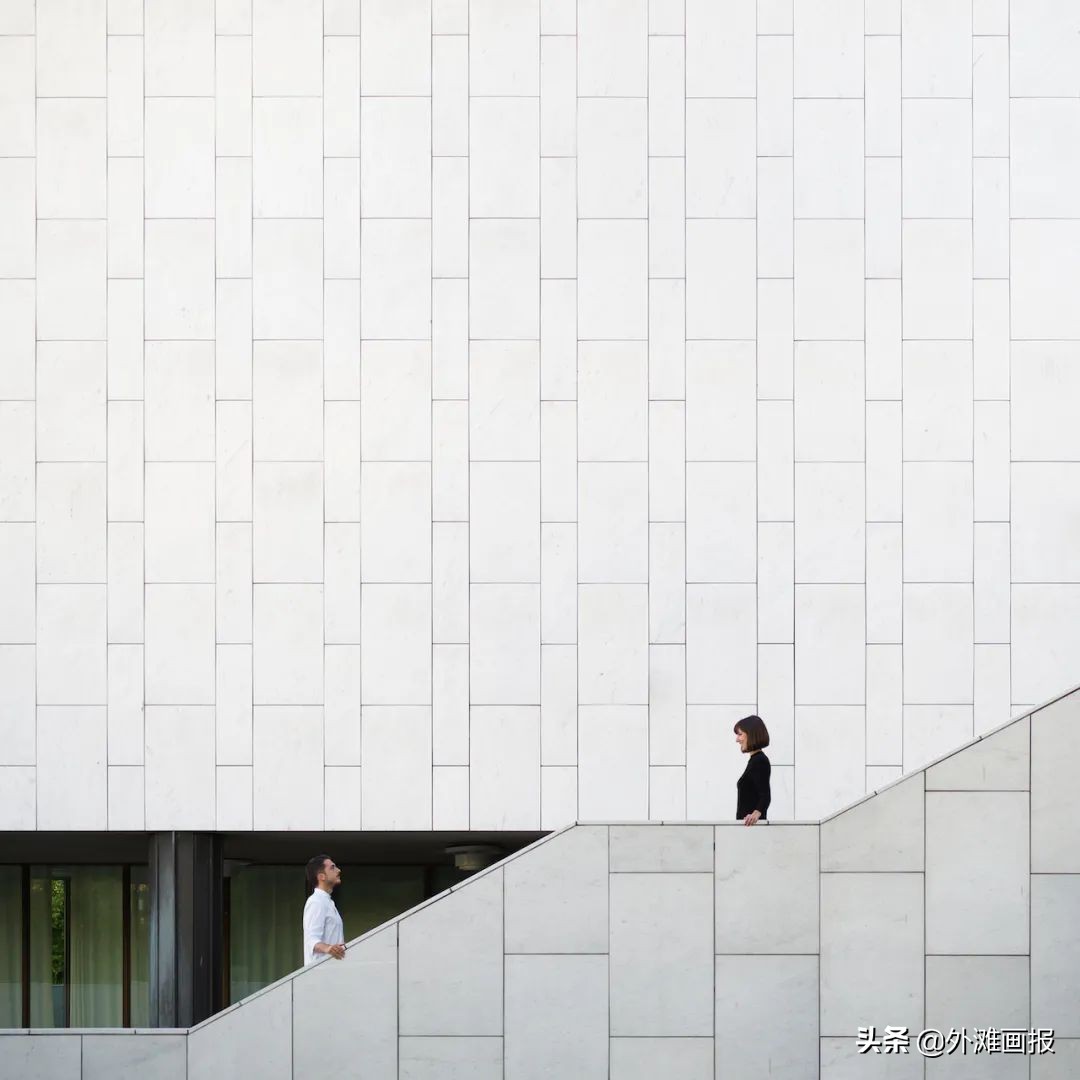 情侣旅行拍照片怎么拍出高级感,很火的一对情侣拍照很有技巧