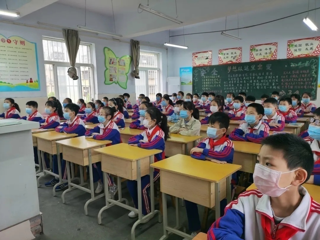 雪峰小学开学第一天的视频,桃源小学开学第一天