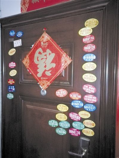 装修时窗户贴的广告胶怎么清理,墙上广告胶怎么清理干净