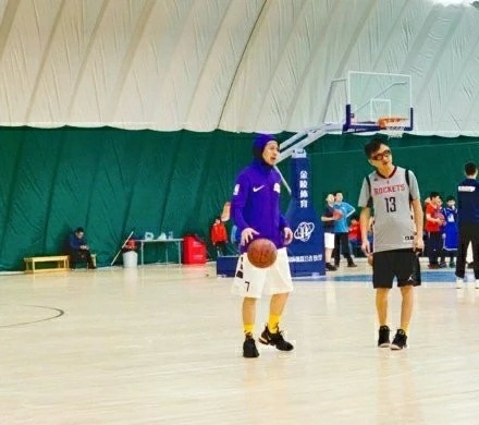 网友偶遇鹿晗邓超撒贝宁打篮球,网友偶遇鹿晗关晓彤打羽毛球