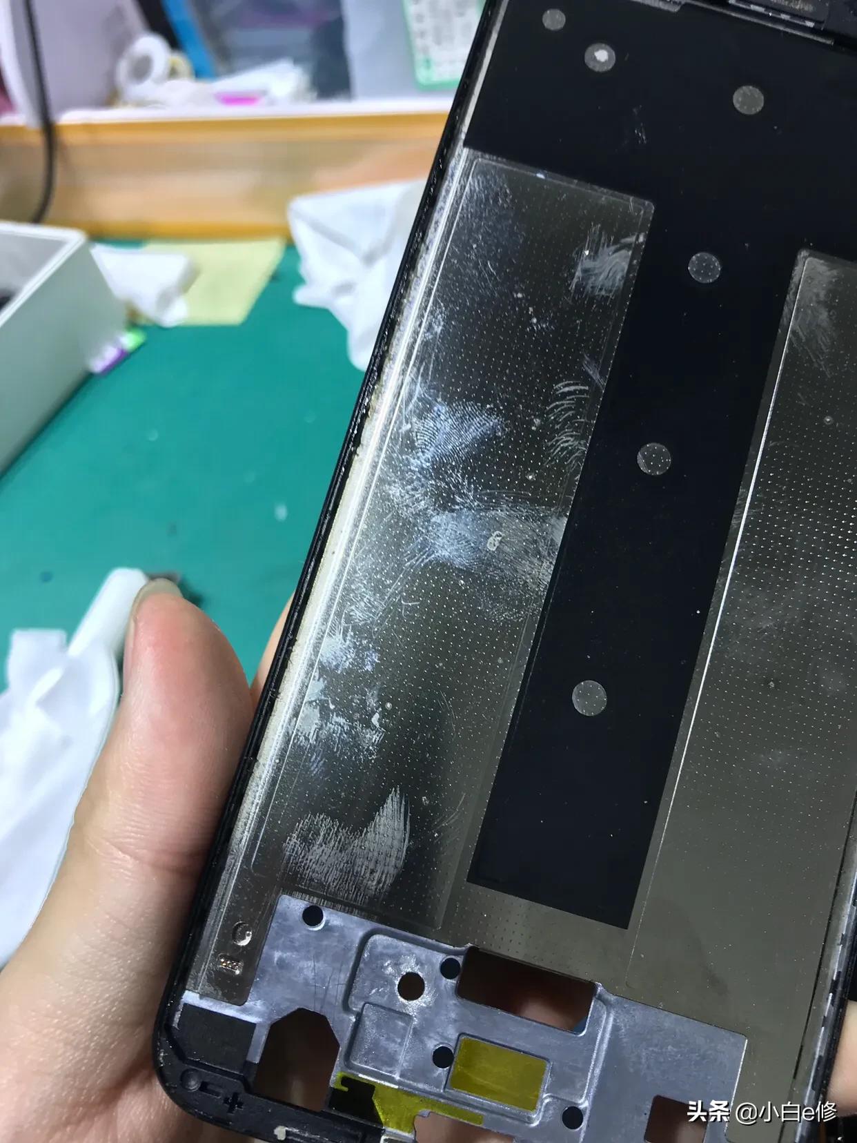 荣耀v10换外屏后出现黑点,荣耀v10换屏幕总成出现花屏