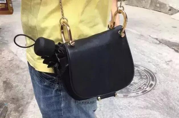 女人过了45,建议出游戴帽子,既减龄还防晒,清新优雅气质撩人