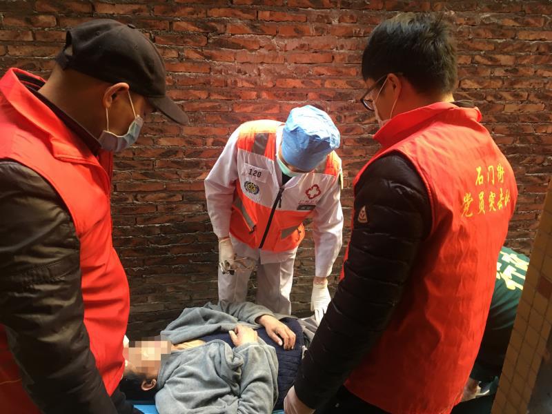 白云｜年事已高，疫情期间不便出门？别担心，“红马甲”为你服务