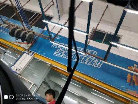 汽车内玻璃里面模糊不清怎么处理,为什么雨刮会刮的时候玻璃会模糊