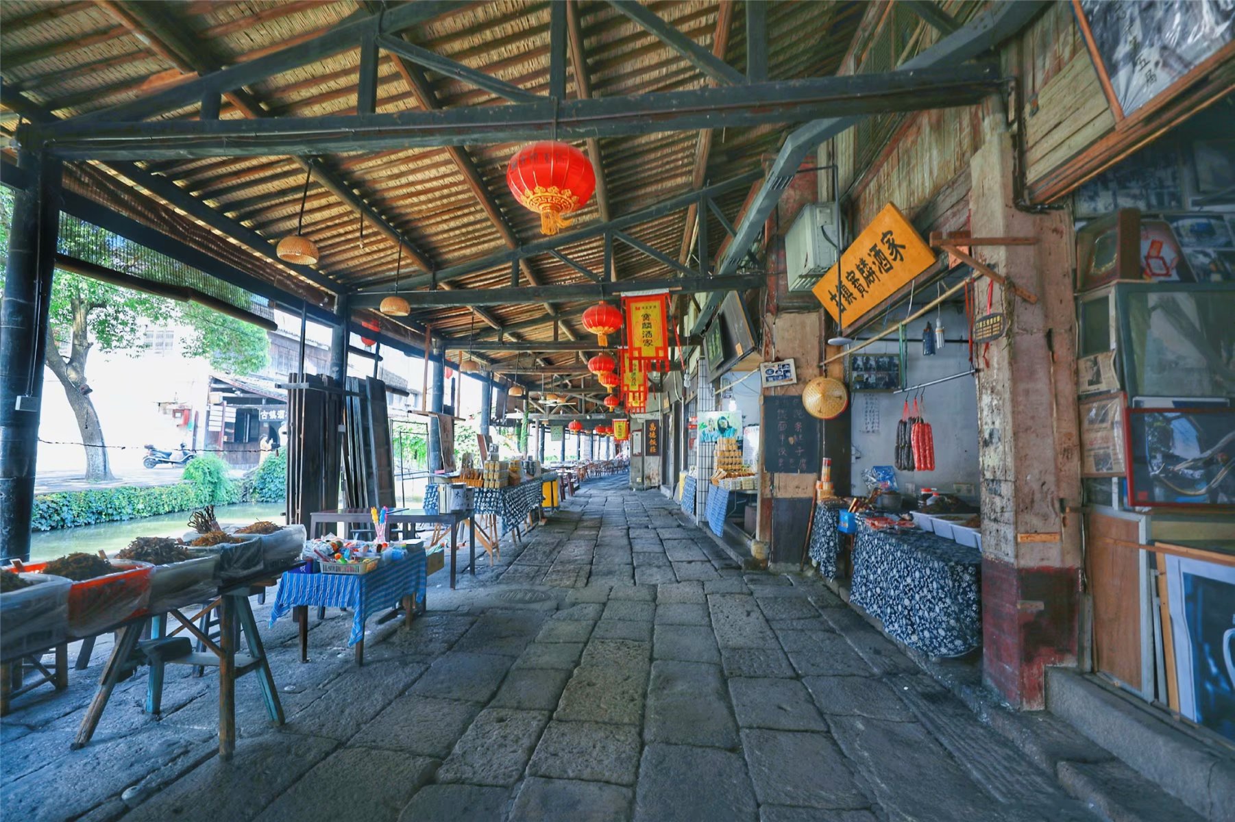 这座古镇因腊肠而闻名遐迩，同时也是绍兴师爷的故乡