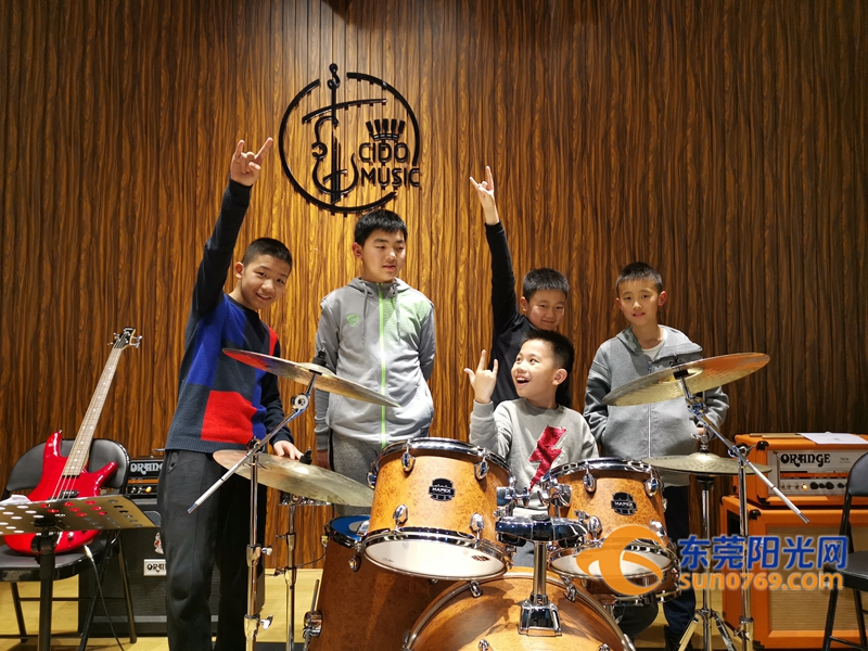 推广篮球文化宏远“篮球430课堂”走进东莞校园