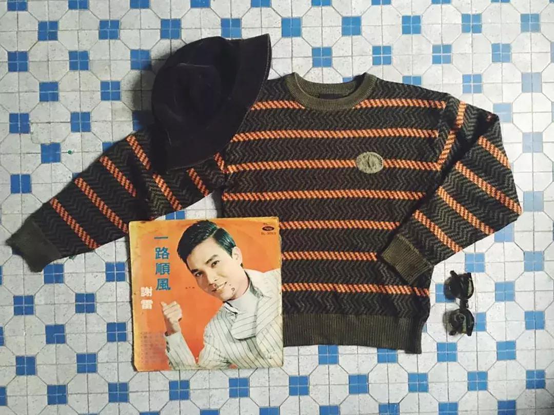 香港年轻人一辈子买不起房，把破出租屋改成复古小窝