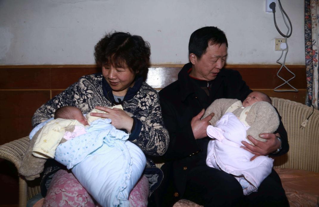 爸爸姓滚取四胞胎名字,爸爸姓滚为双胞胎起名