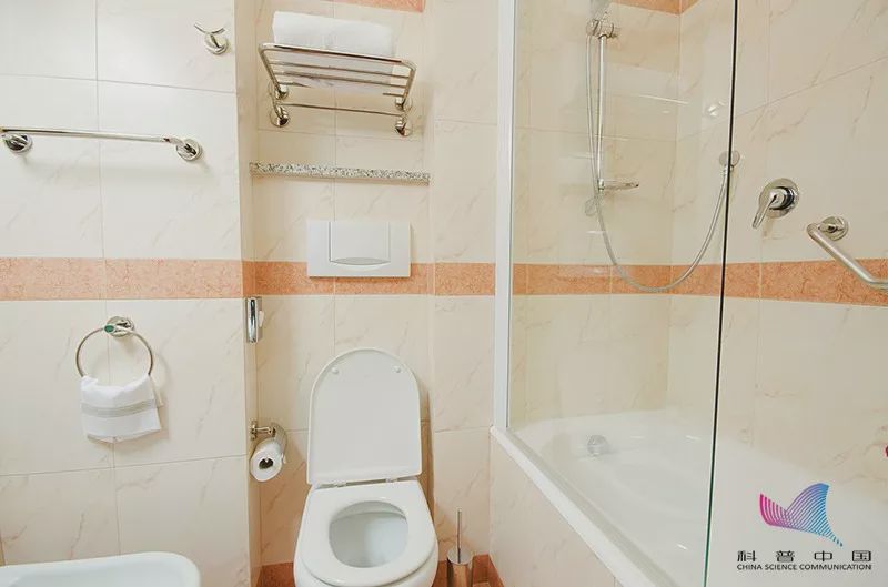 浴室门变透明,酒店浴室门为啥是透明的