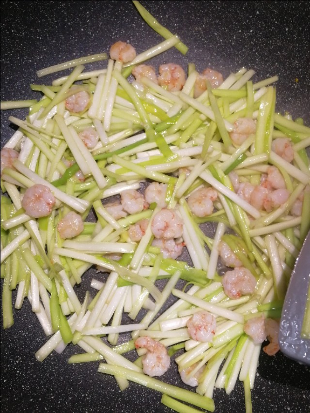 鸡蛋与它是“黄金搭档”,这样炒,出锅鲜香开胃,满满一盘是营养