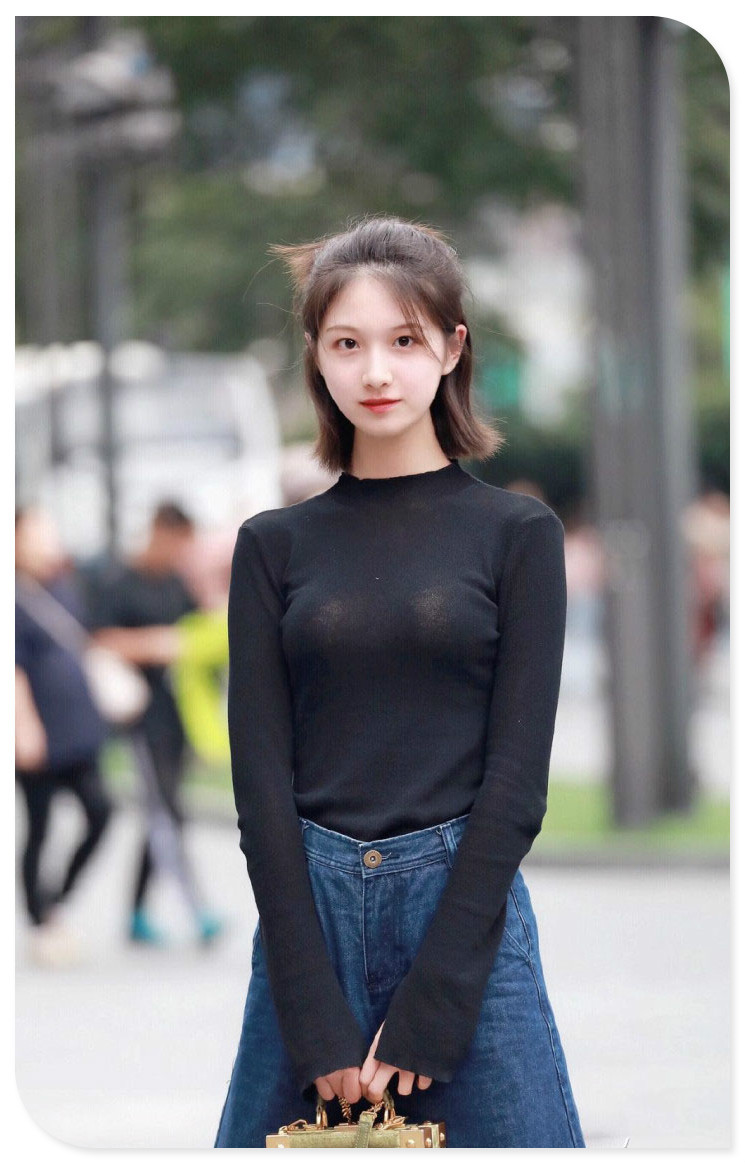 蜜桃裤脚设计这么宽松,可窝藏三个人了,真浪费布料!