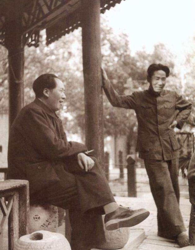 49年毛岸英大婚,酒至半酣时,毛主席摆摆手:你来,我给你个礼物