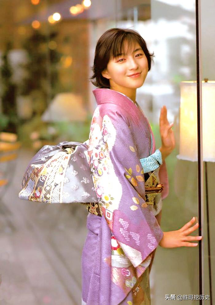 日本和服后面有一个小包包,日本和服背后的小枕包