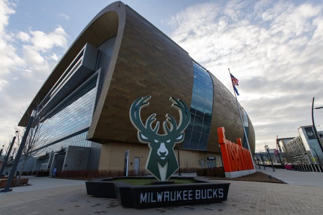 停赛后的NBA球馆啥样子？馆内空无一人，门口只有清洁工与游客