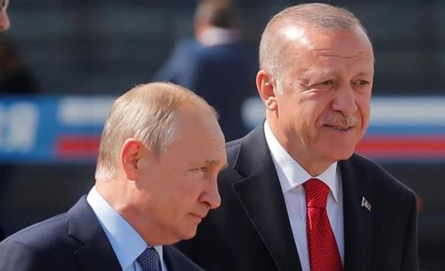 普京和土耳其埃尔多安看航展,普京参观俄新隐身战机