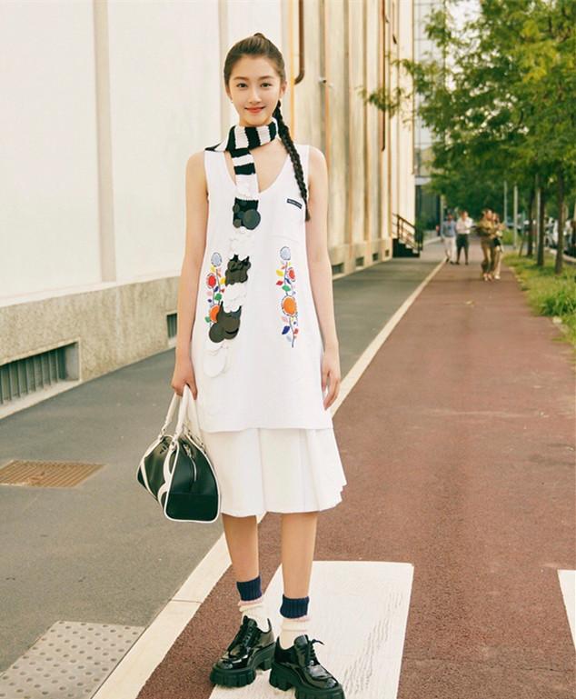 大佬力捧多年没火，“人间富贵花”如今居然凭借几套衣服出圈了？