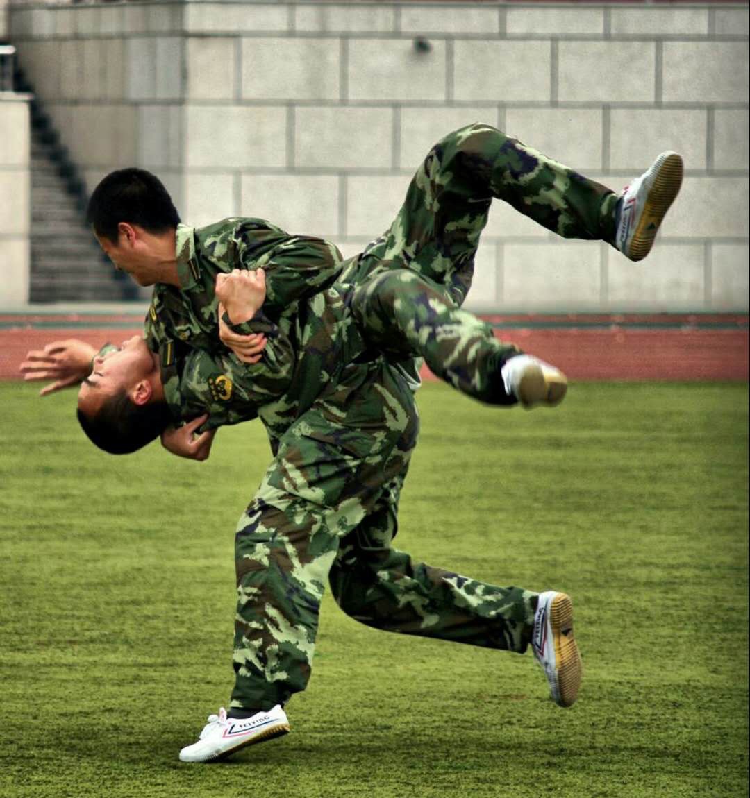 缺乏武德吗？戾气太重的搏击手用足球踢暴打键盘侠，网友：太狠了