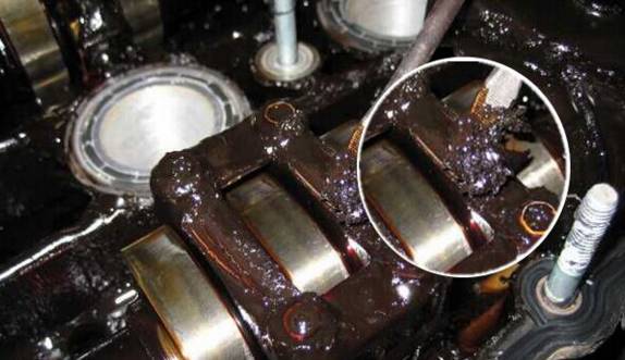 发动机油泥是怎么样形成的,发动机油泥清洗与积碳一样么