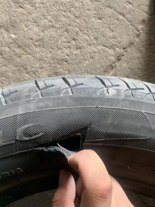 小车轮胎侧面划破了皮还可以用吗,汽车轮胎外皮破了用什么胶水粘