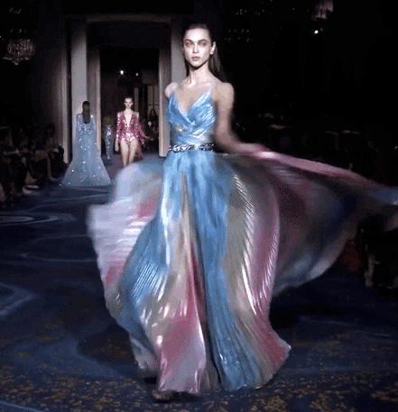 刘亦菲金裙子,刘亦菲穿一袭仙女裙现身活动