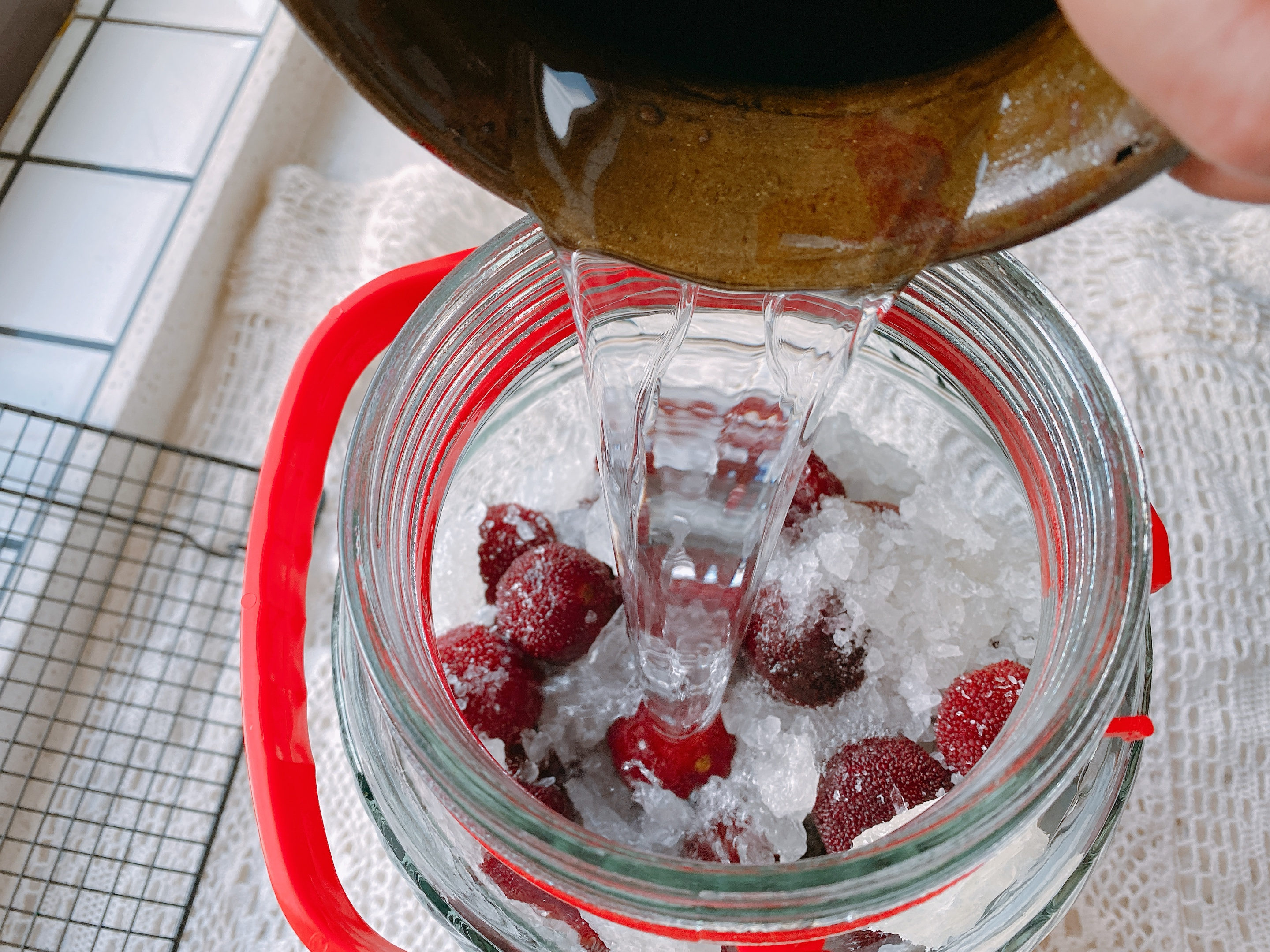 泡杨梅酒的教程十斤酒放多少杨梅,老品种杨梅泡制方法