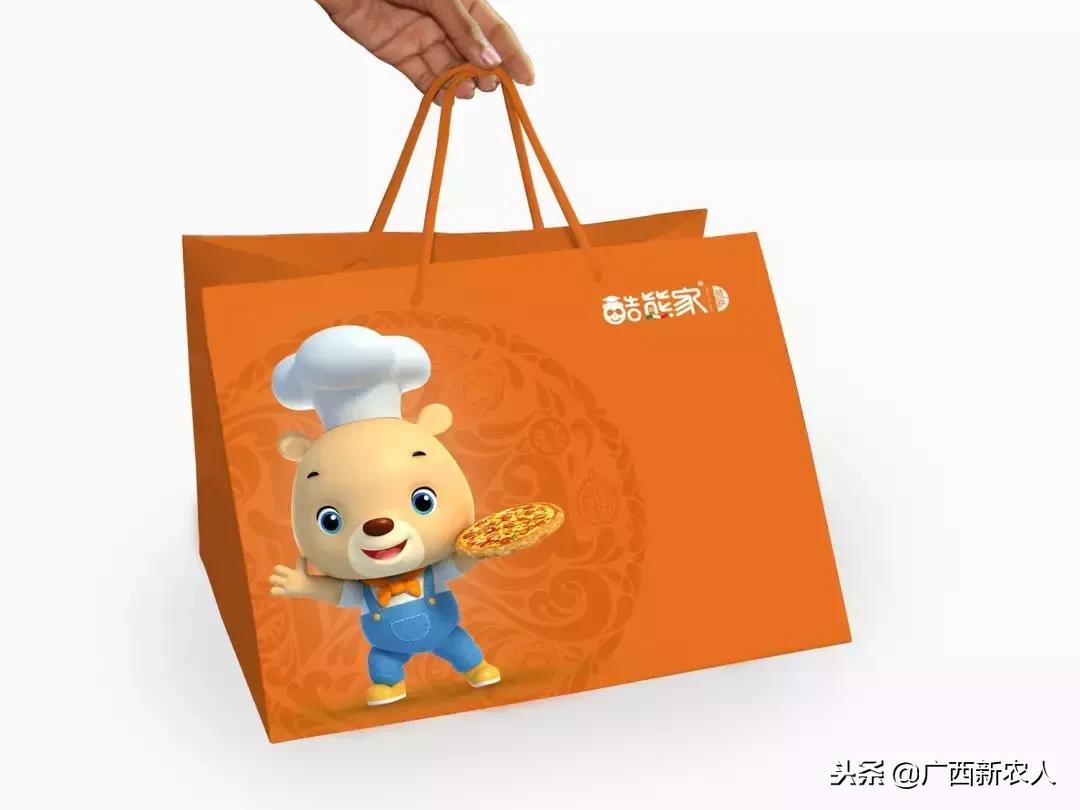 酷熊家,光头强请熊大熊二吃披萨