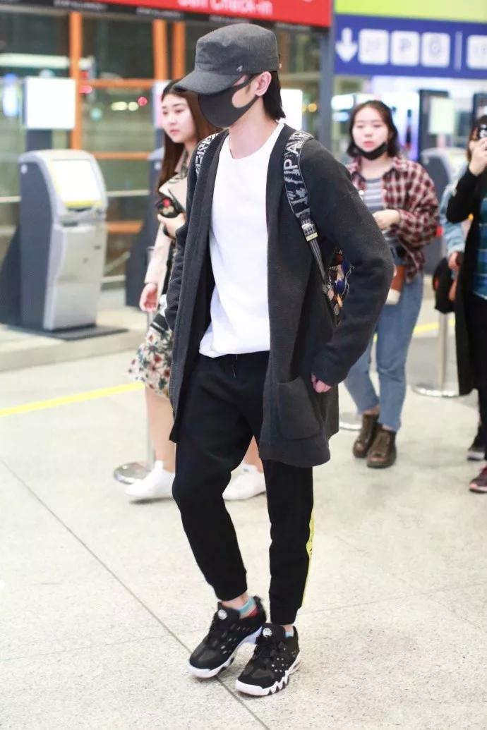 衬衫搭长裤，过度最合适，但我却爱上了王俊凯这件牛仔夹克