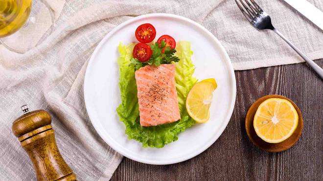 北京新发地查出病毒，三文鱼别生吃了，教你1种熟吃做法