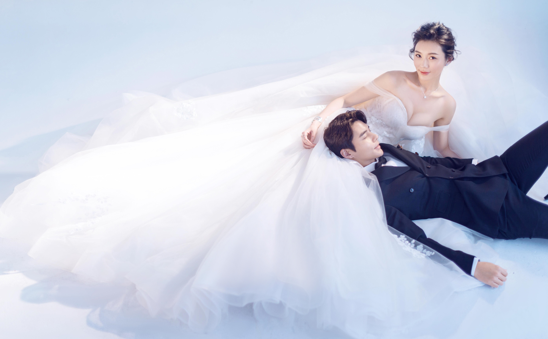 拍婚纱照选衣服的视频应该怎么拍,旅拍婚纱照需要准备道具