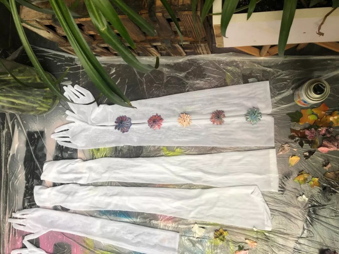 终于,它从街头走上了T台