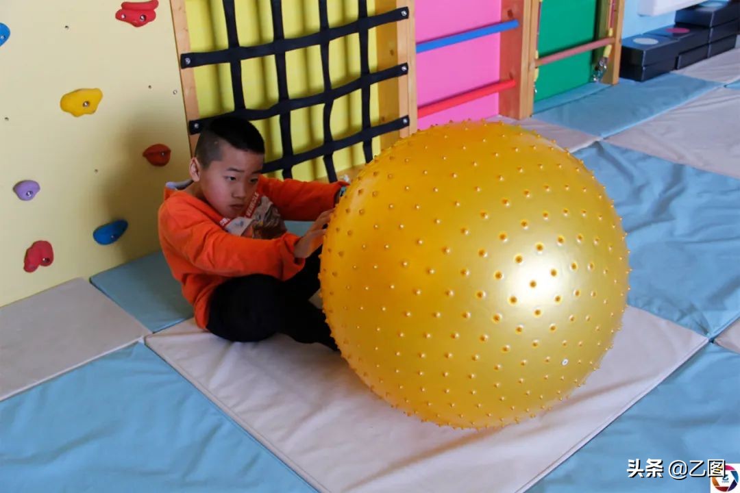 脑瘫双胞胎奶奶,三胞胎患脑瘫家人不离不弃